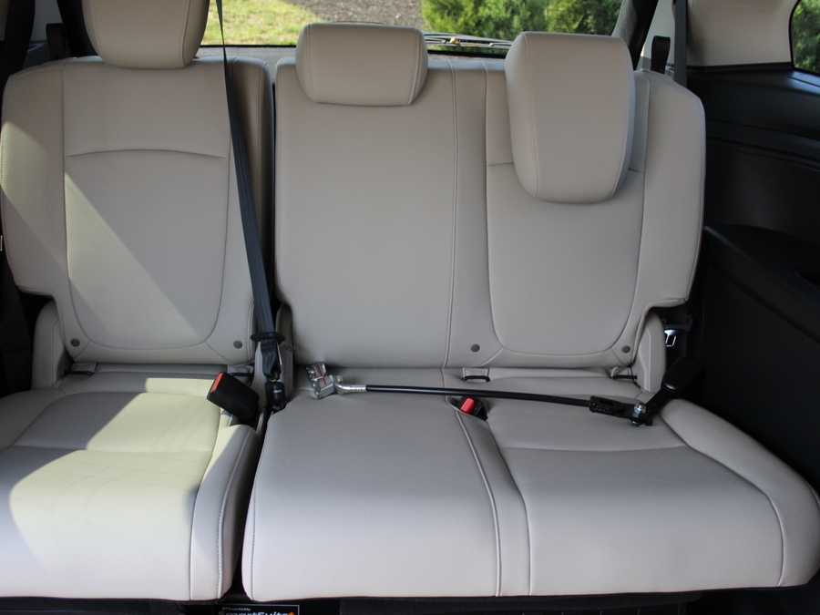 White Honda Odyssey image number 15
