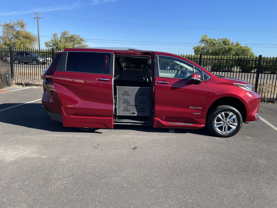 Used 2021 Toyota Sienna Hybrid Limited - BraunAbility Side Entry Entry Fold Out Automatic Ramp