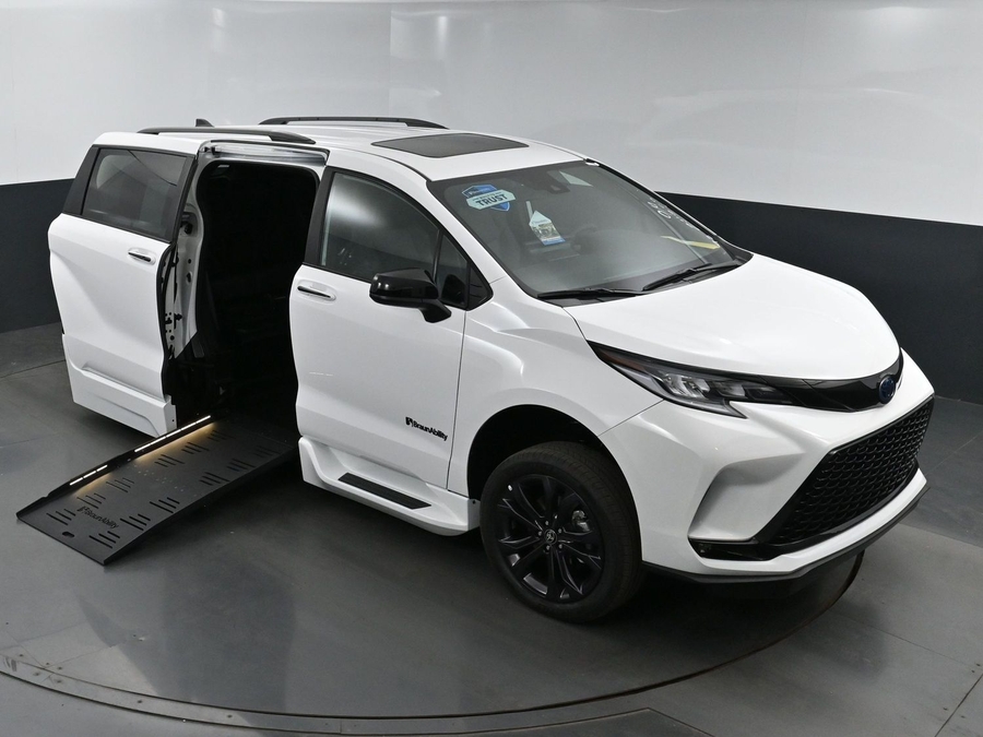 New 2025 Toyota Sienna Hybrid XSE Sport - BraunAbility Side Entry Entry Fold Out Automatic Ramp
