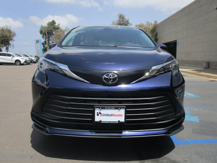New 2026 Toyota Sienna Hybrid FWD LE - Vantage Mobility Commercial Rear Entry Entry Fold Out Manual Ramp