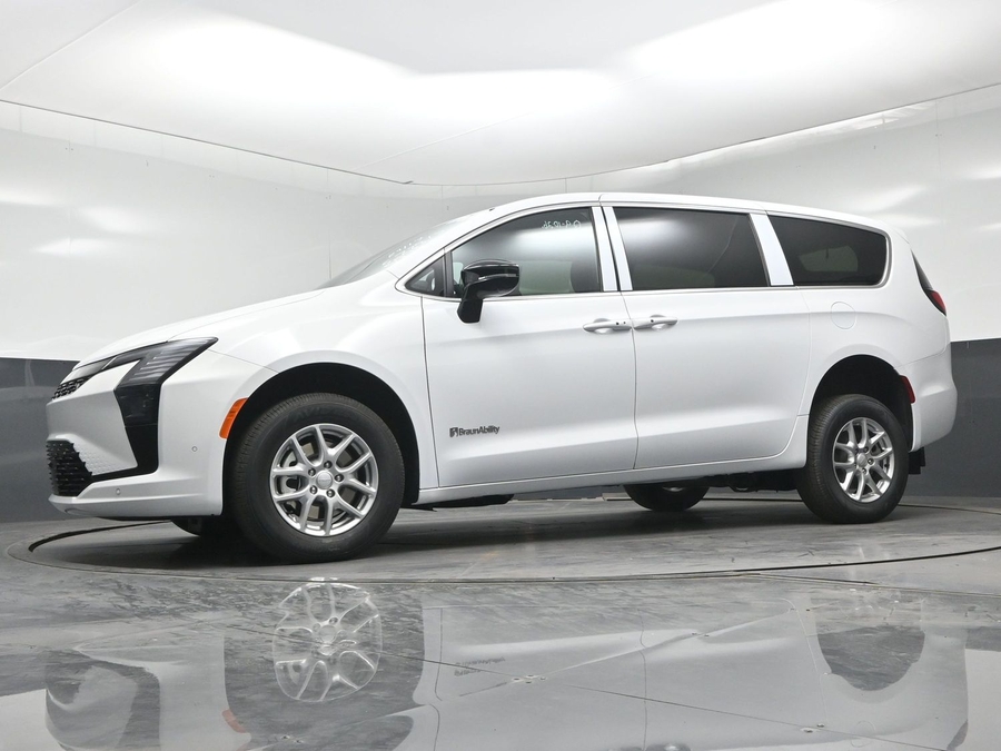 White Chrysler Pacifica image number 17