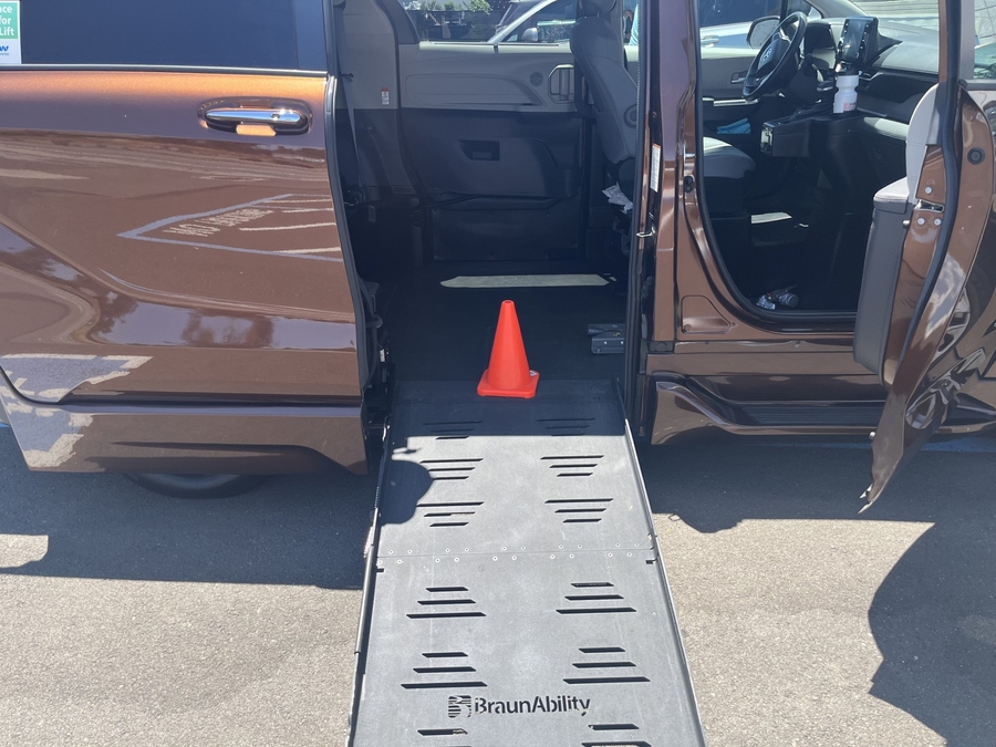 Used 2022 Toyota Sienna Hybrid XLE Base - BraunAbility Side Entry Entry Fold Out Automatic Ramp