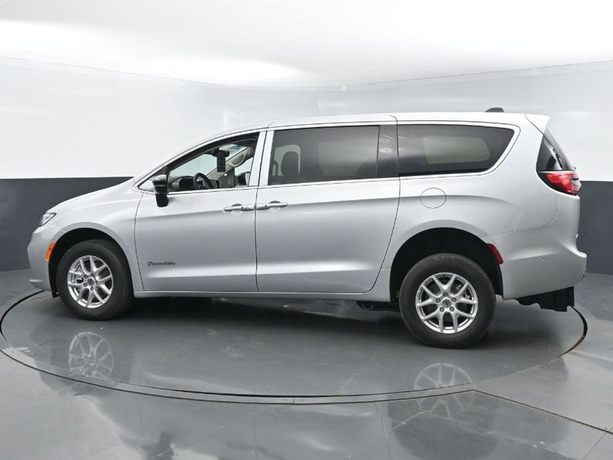 Silver Chrysler Pacifica image number 17