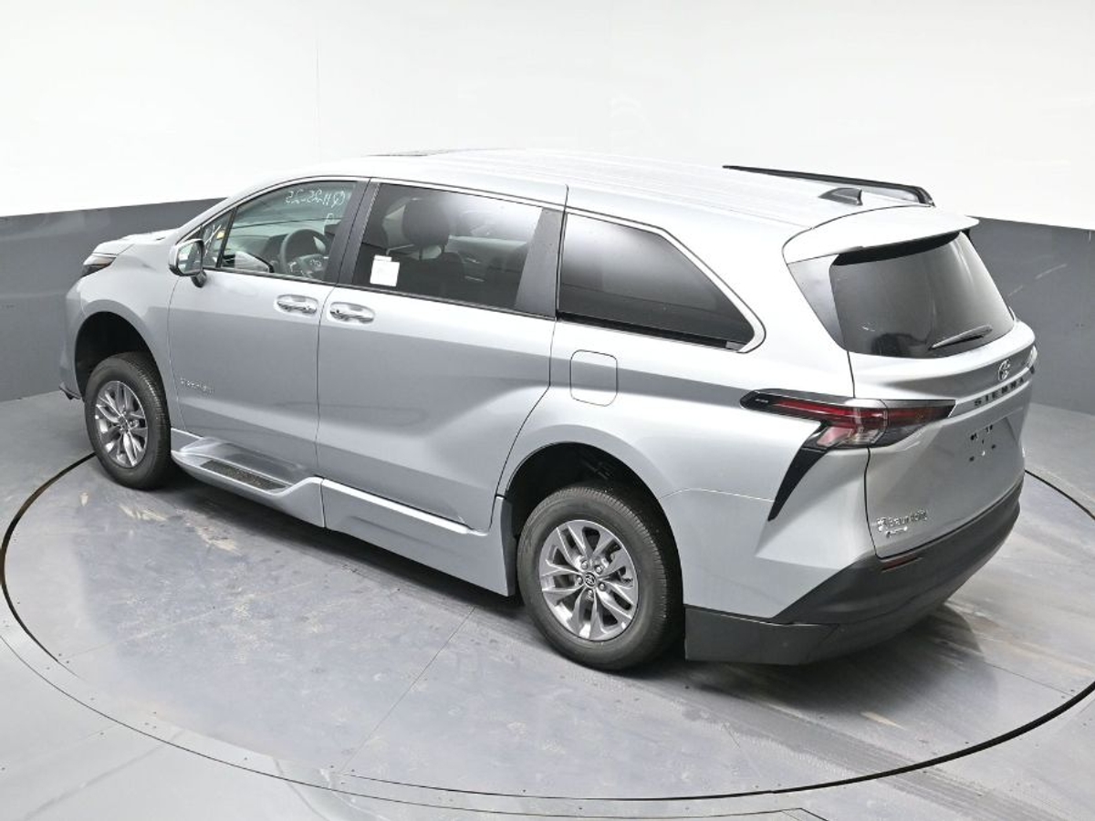 2025 TOYOTA SIENNA - Image 25
