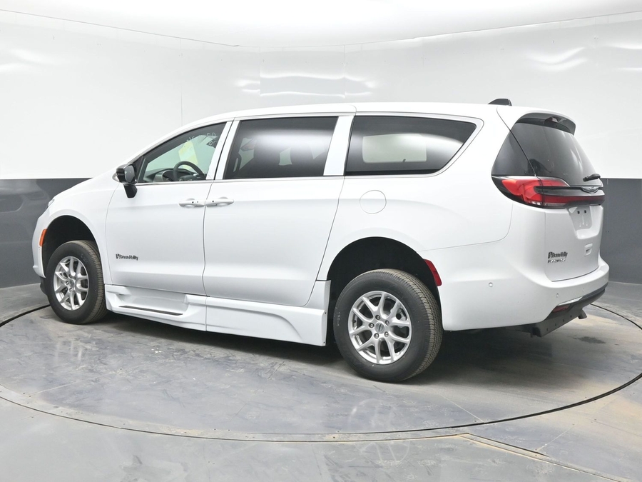 White Chrysler Pacifica image number 3