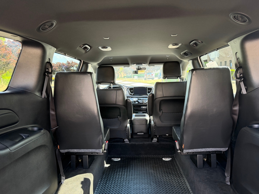 White Chrysler Voyager image number 18