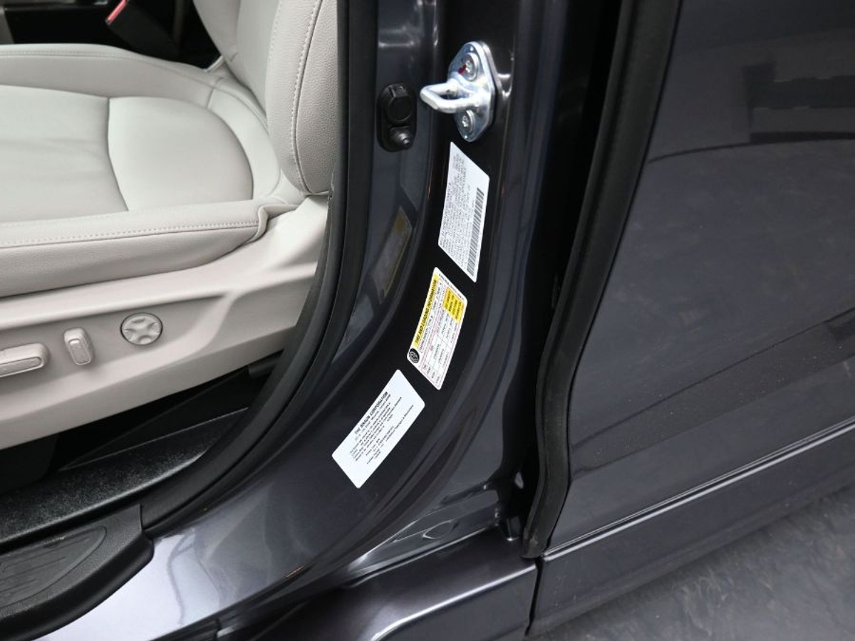 Grey Honda Odyssey image number 15