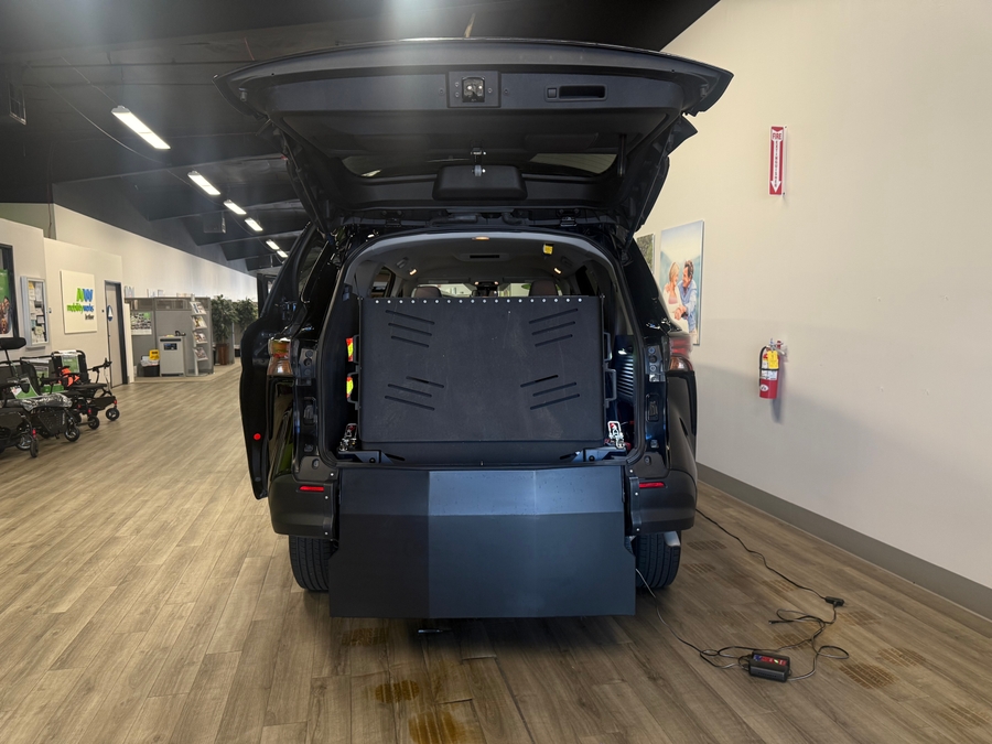 Imagen de la Toyota Sienna negra número 17