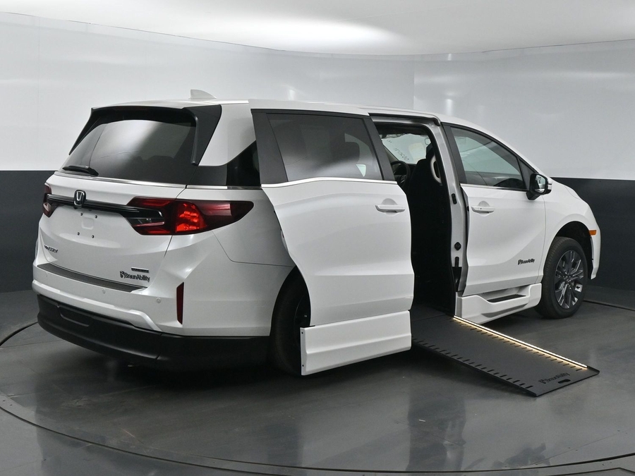 White Honda Odyssey image number 6