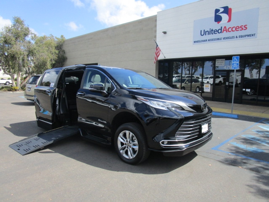 New 2026 Toyota Sienna Hybrid Limited - BraunAbility Side Entry Entry Fold Out Automatic Ramp