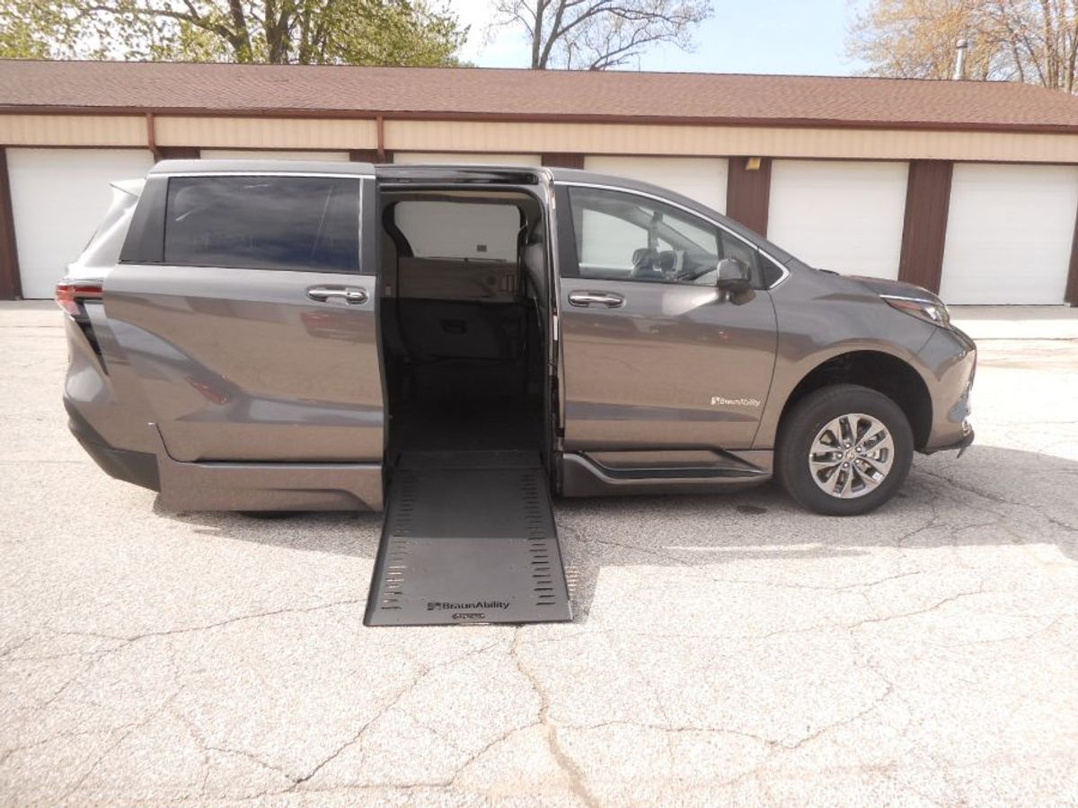Grey Toyota Sienna image number 9