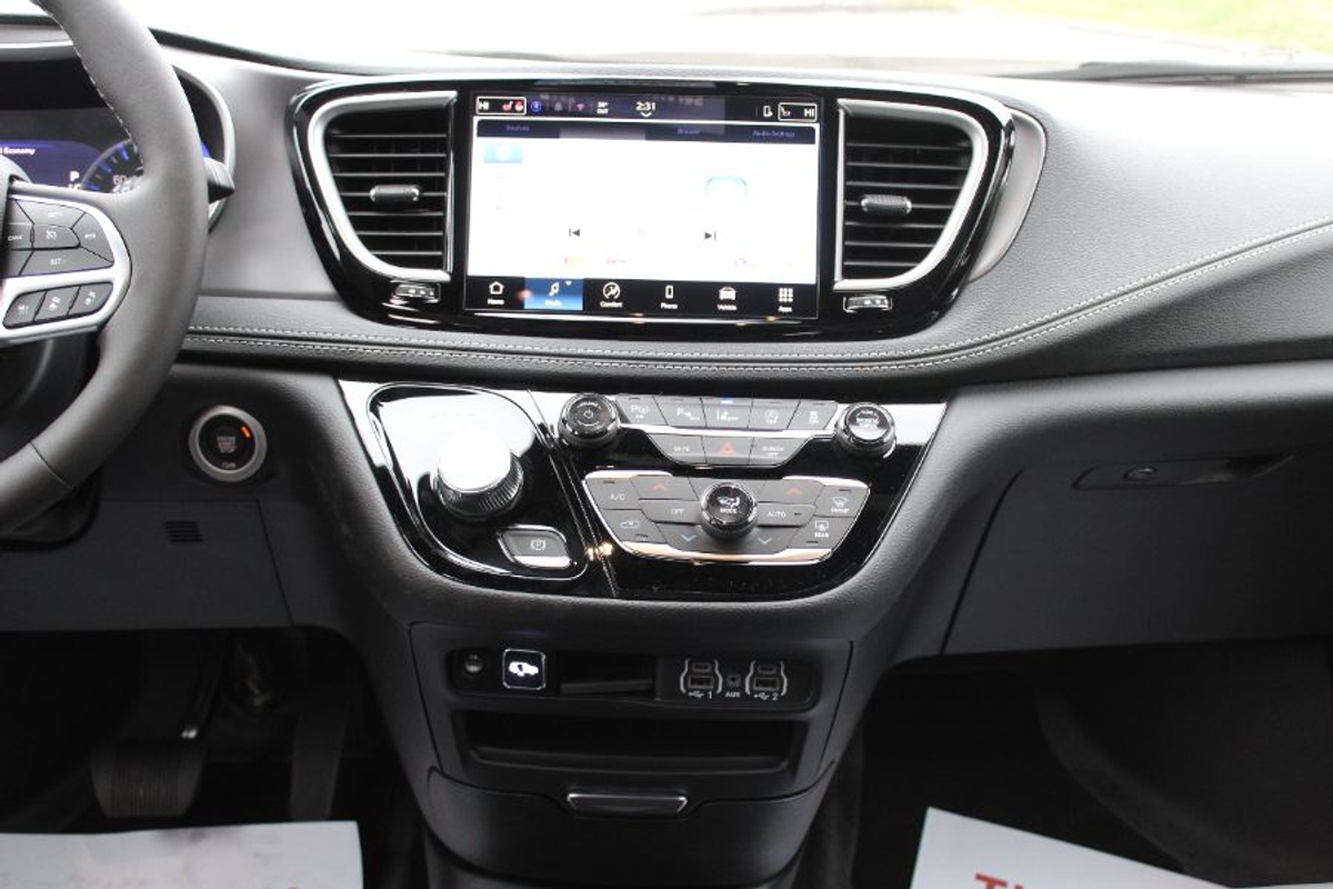 Black Chrysler Pacifica image number 11