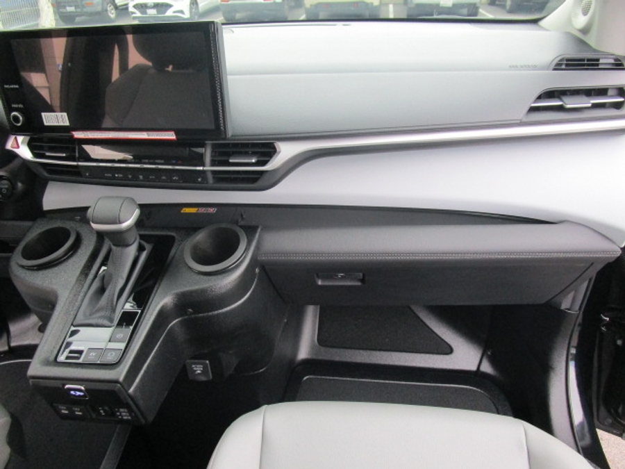 New 2025 Toyota Sienna Hybrid XLE Plus - BraunAbility Side Entry Entry In Floor Automatic Ramp