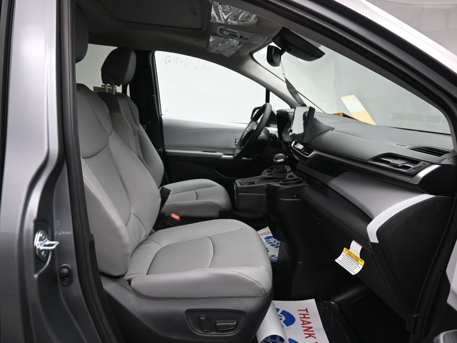 Grey Toyota Sienna image number 8