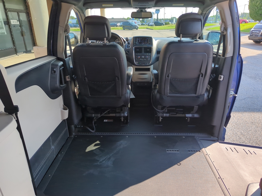 Used 2019 Dodge Grand Caravan SXT - BraunAbility Side Entry In Floor Automatic Ramp