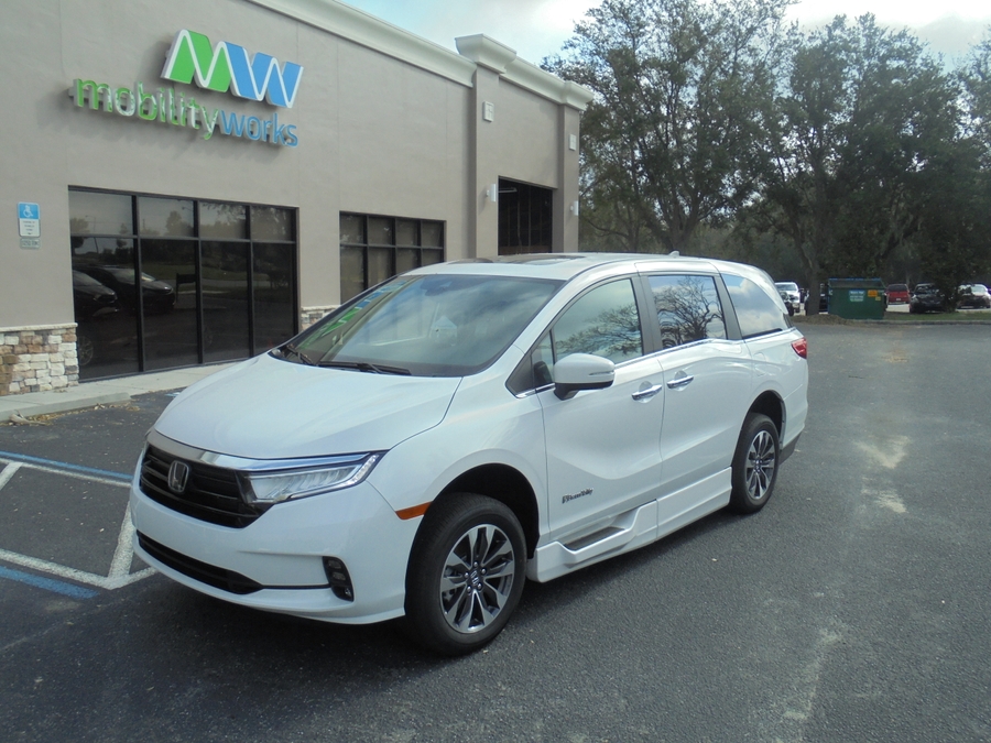 White Honda Odyssey image number 2