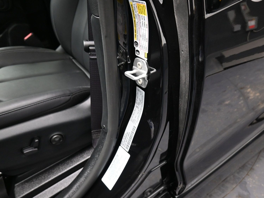 Black Chrysler Pacifica image number 20