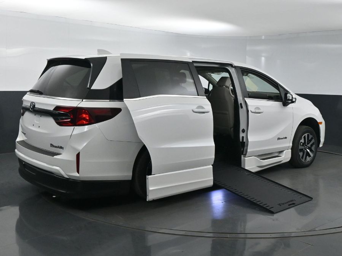 White Honda Odyssey image number 7