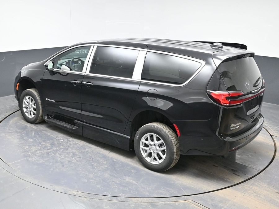 Black Chrysler Pacifica image number 21