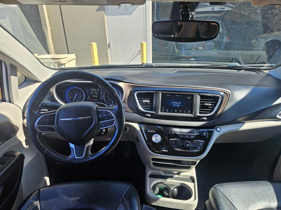 White Chrysler Pacifica image number 11