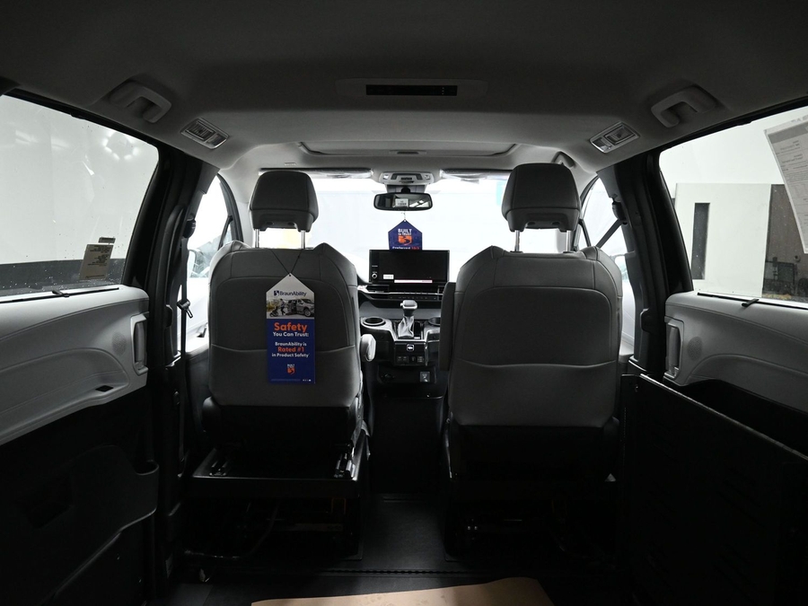 Black Toyota Sienna image number 14