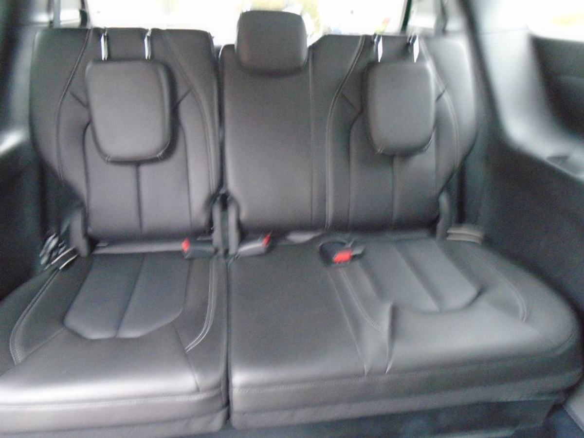 White Chrysler Pacifica image number 13