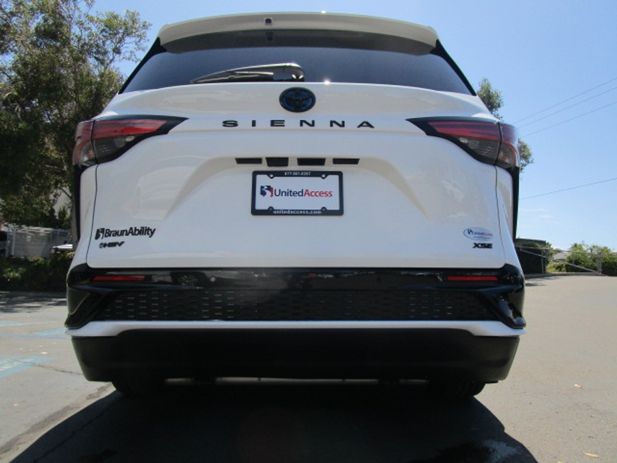 New 2025 Toyota Sienna Hybrid XSE Sport - BraunAbility Side Entry Entry Fold Out Automatic Ramp