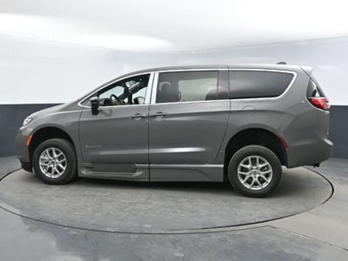 Grey Chrysler Pacifica image number 12