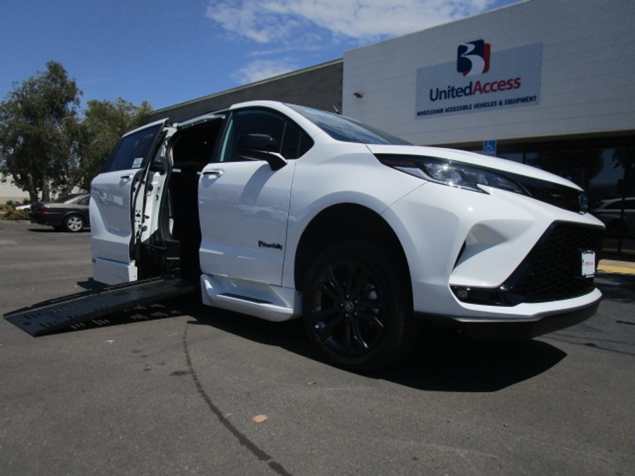 New 2025 Toyota Sienna Hybrid XSE Sport - BraunAbility Side Entry Entry Fold Out Automatic Ramp