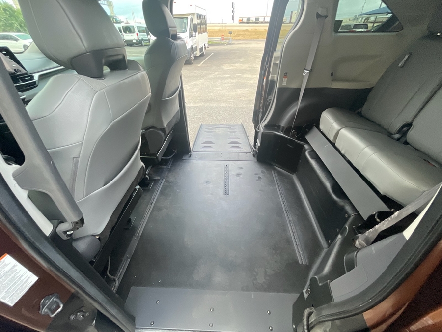 Orange Toyota Sienna image number 3