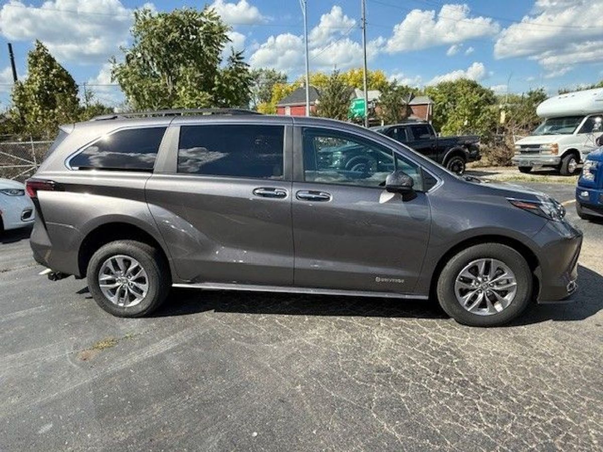 Grey Toyota Sienna image number 2