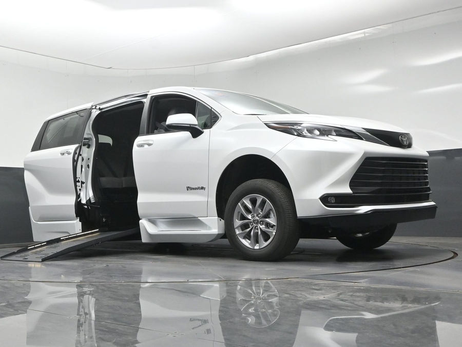 White Toyota Sienna image number 18