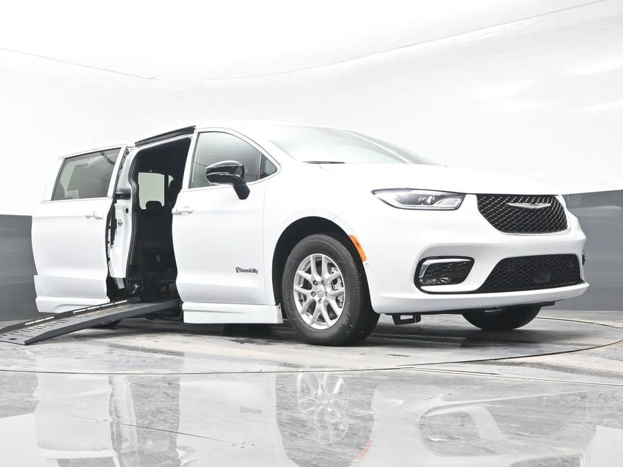White Chrysler Pacifica image number 16