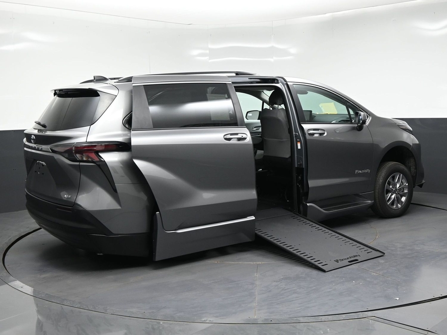 New 2026 Toyota Sienna Hybrid XLE Base - BraunAbility Side Entry In Floor Automatic Ramp