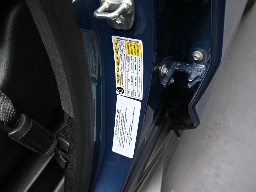 New 2025 Chevrolet Traverse 1LT Midnight - BraunAbility Side Entry Entry In Floor Automatic Ramp