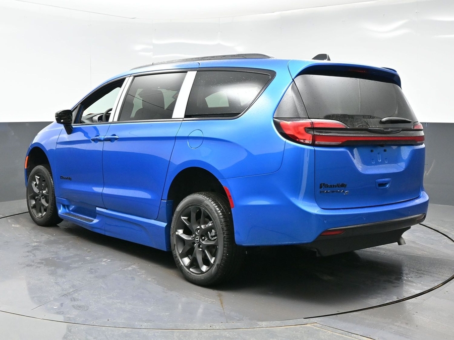 New 2026 Chrysler Pacifica Select Sport - BraunAbility Side Entry Entry In Floor Automatic Ramp