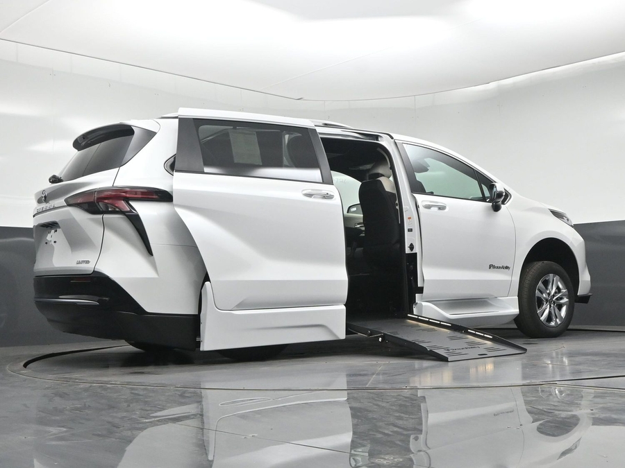 New 2026 Toyota Sienna Hybrid Limited - BraunAbility Side Entry Fold Out Automatic Ramp