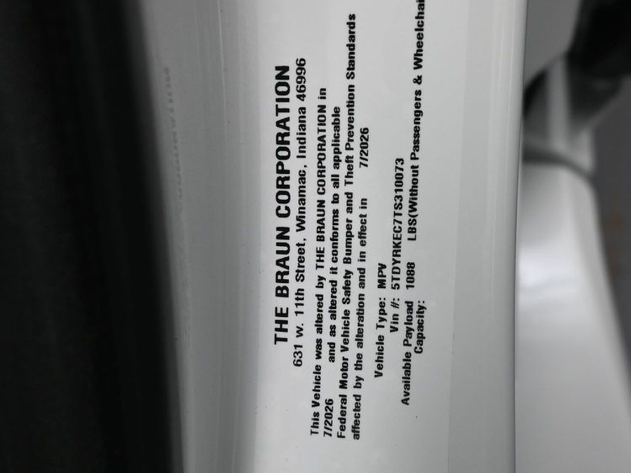 White Toyota Sienna image number 20