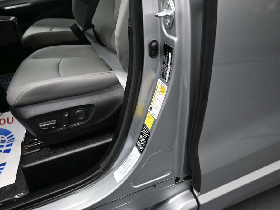 New 2025 Toyota Sienna Hybrid XLE Base - BraunAbility Side Entry Entry Fold Out Automatic Ramp