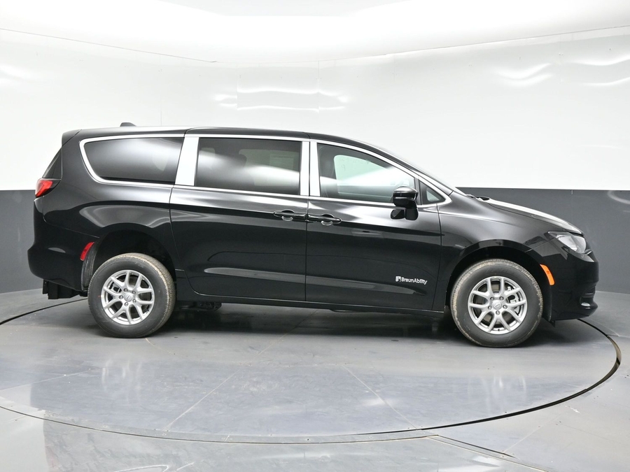 Black Chrysler Voyager image number 5