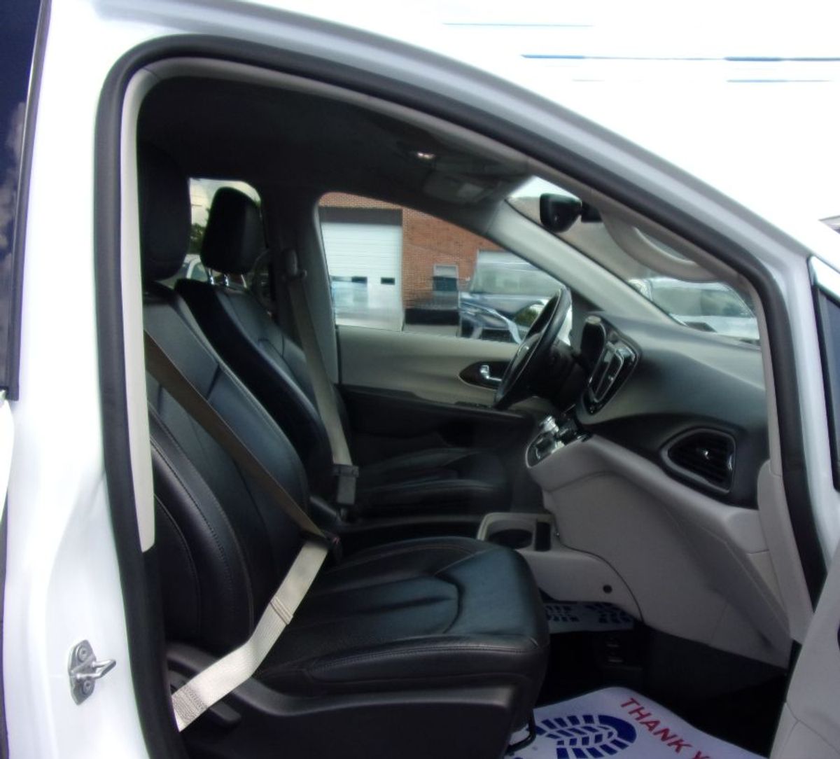 White Chrysler Pacifica image number 14