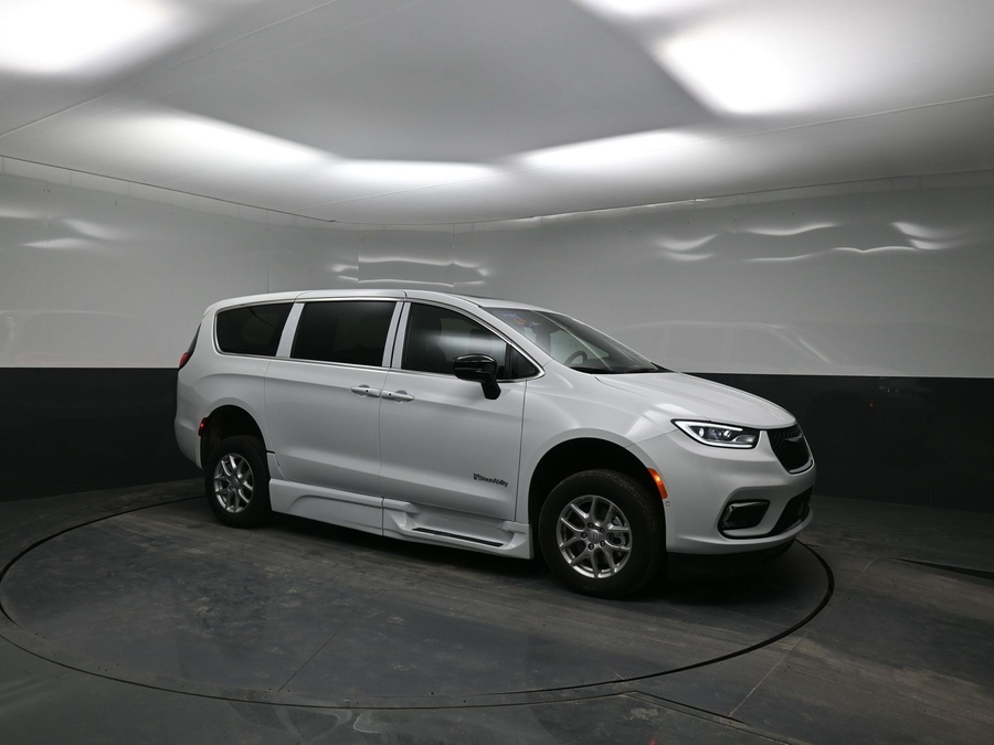 White Chrysler Pacifica image number 17
