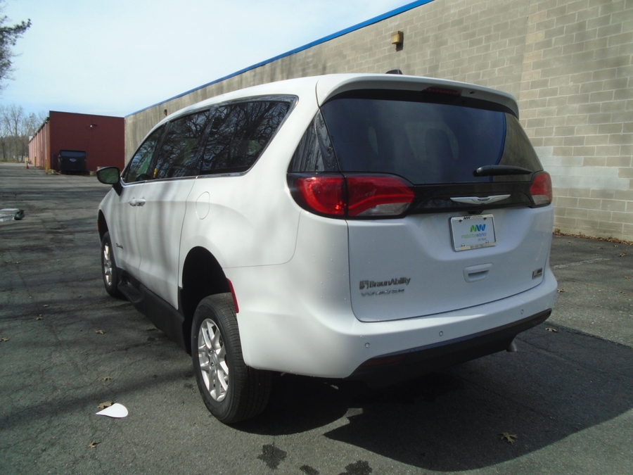 White Chrysler Voyager image number 12