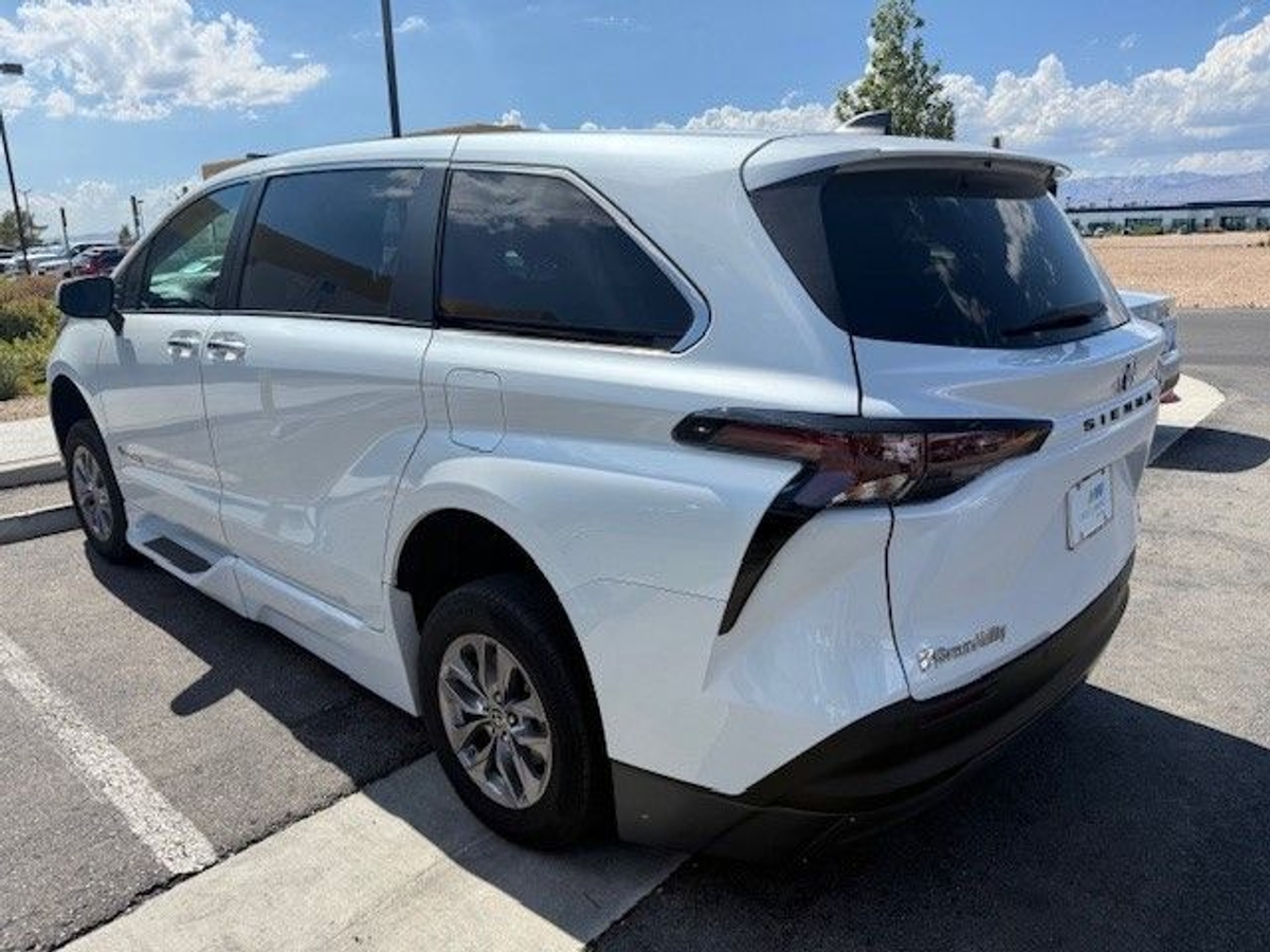 2023 TOYOTA SIENNA - Image 16
