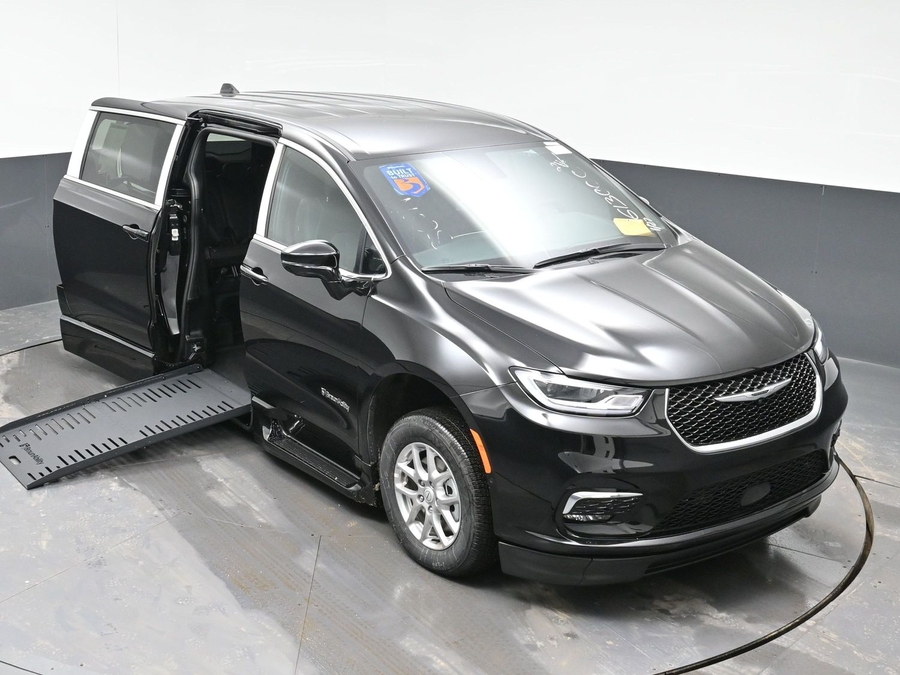 Black Chrysler Pacifica image number 22