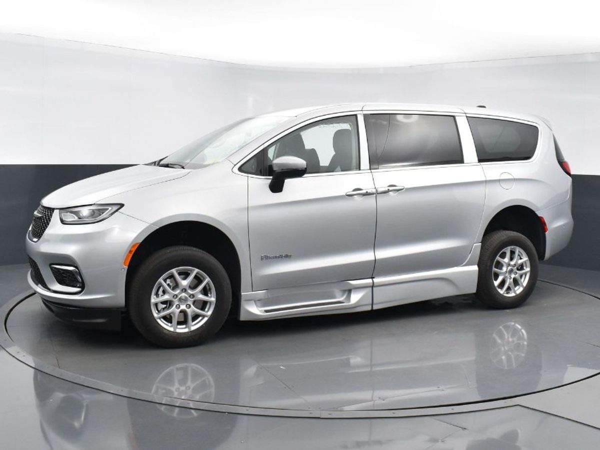 Silver Chrysler Pacifica image number 19