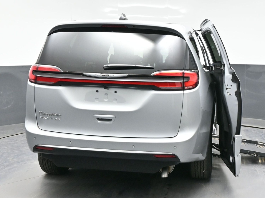 Silver Chrysler Pacifica image number 3