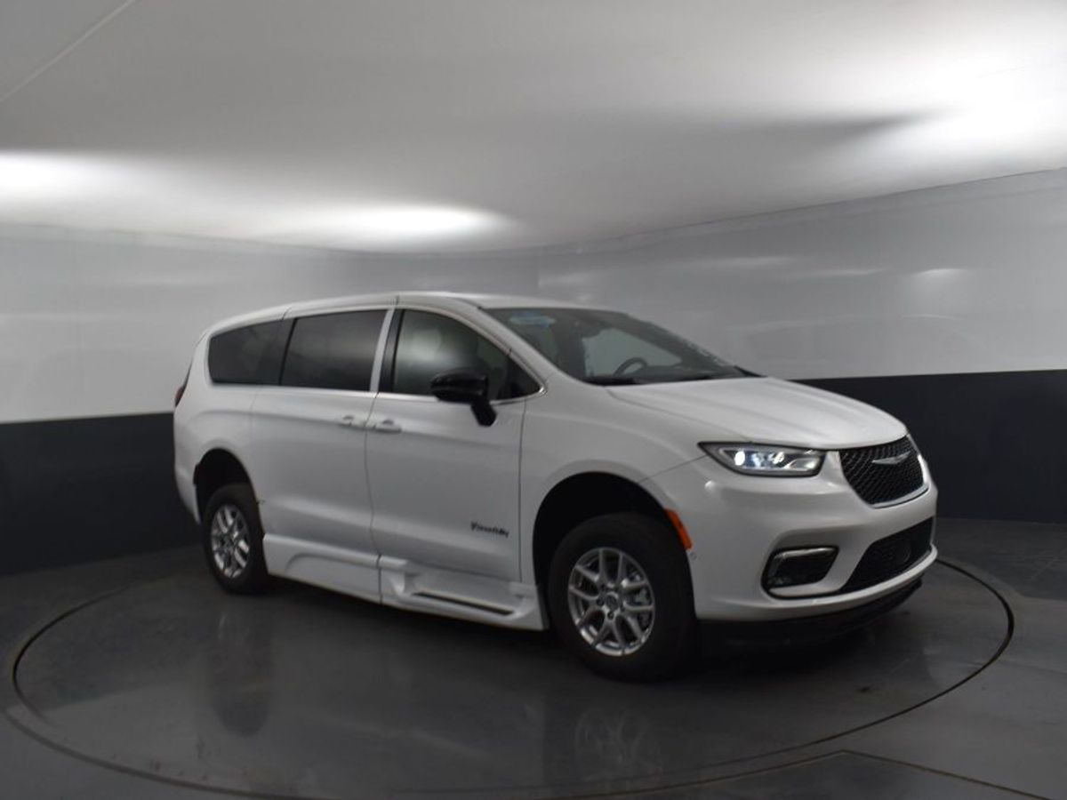 White Chrysler Pacifica image number 17