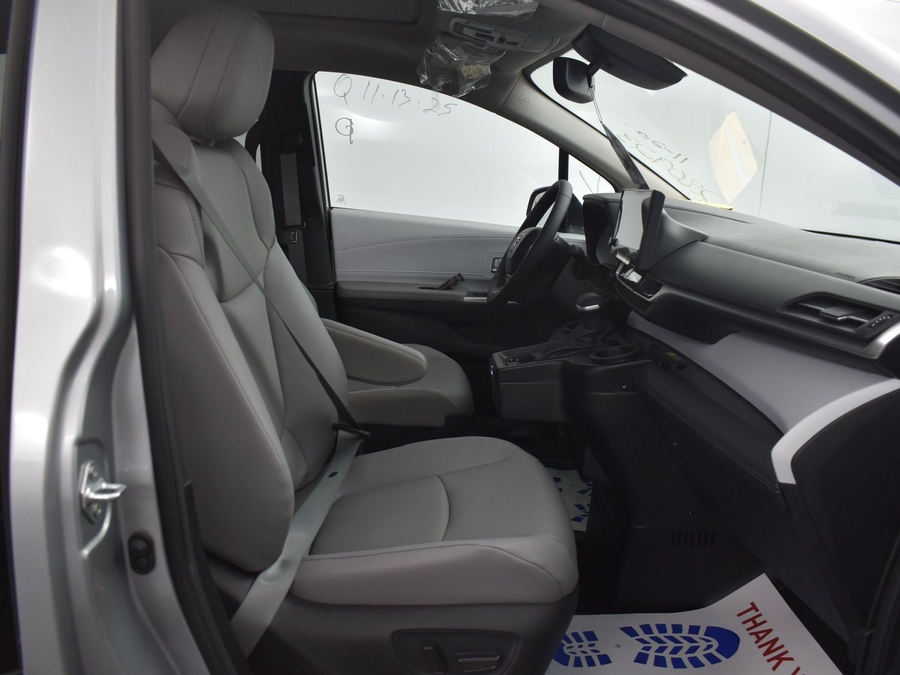 New 2025 Toyota Sienna Hybrid XLE Base - BraunAbility Side Entry Entry Fold Out Automatic Ramp