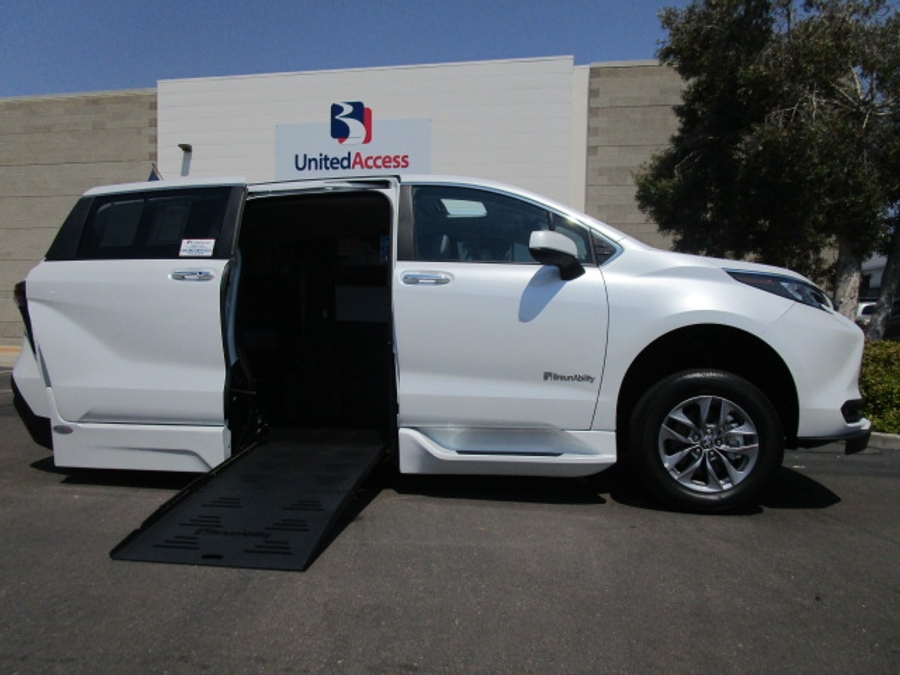 New 2025 Toyota Sienna Hybrid XLE Base - BraunAbility Side Entry Entry Fold Out Automatic Ramp
